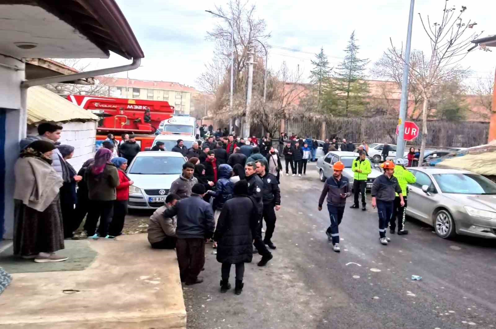 aksarayda 2 katli binada yangin 5 kisi dumandan etkilendi 1 V8p2PuLS