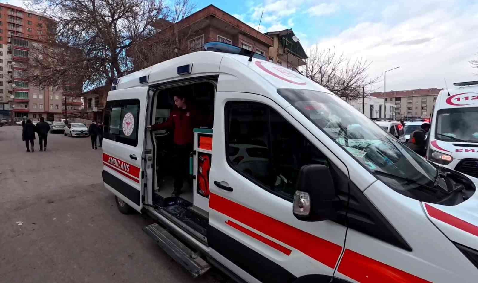 aksarayda 2 katli binada yangin 5 kisi dumandan etkilendi 4 1MuySSTT