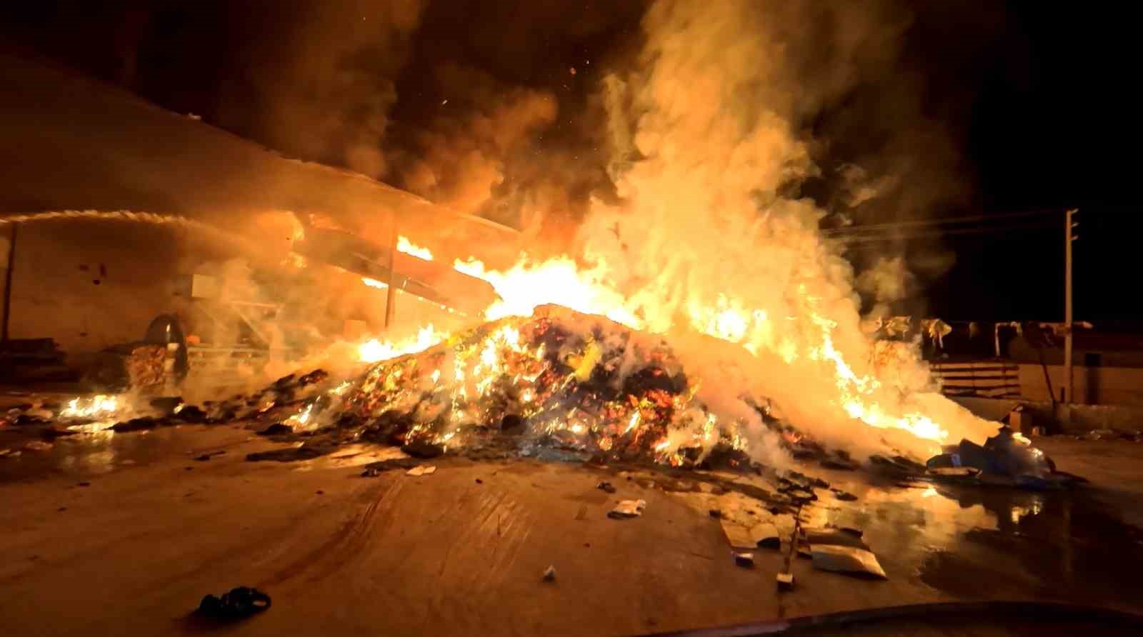 aksarayda alevli gece geri donusum tesisi alev alev yandi 1 gORDhSK9
