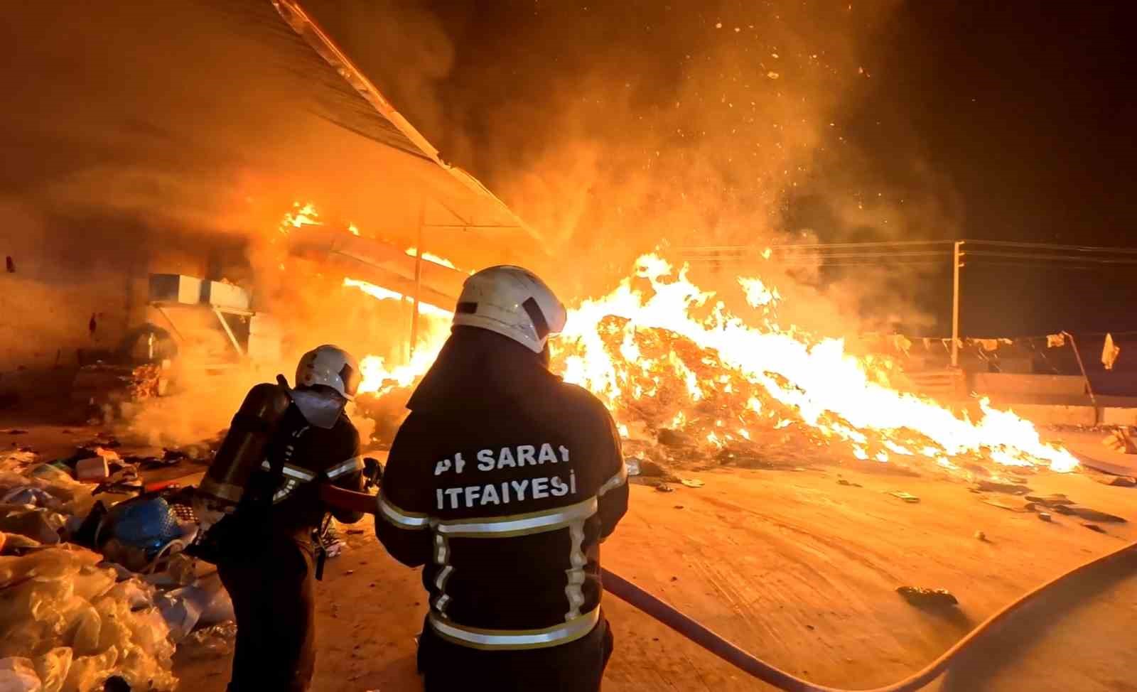 aksarayda alevli gece geri donusum tesisi alev alev yandi 5 kb7I7Tpt