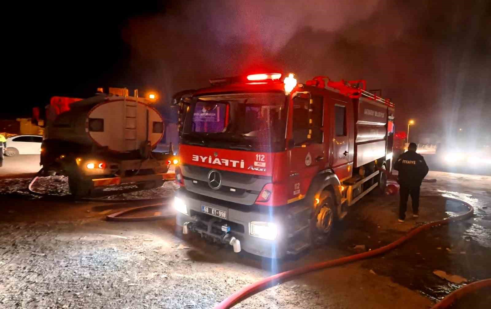 aksarayda alevli gece geri donusum tesisi alev alev yandi 6 9RjblSjE