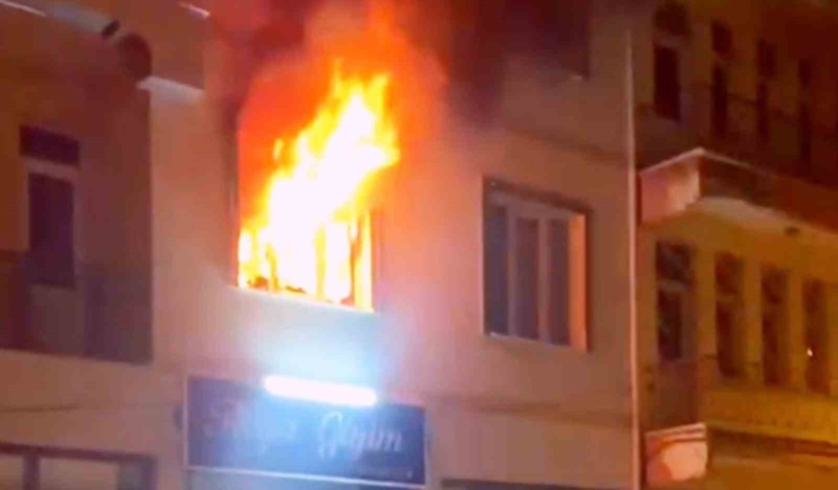aksarayda-apartmanda-cikan-yangin-ekiplerce-sonduruldu-fJ7fUCLG.jpg