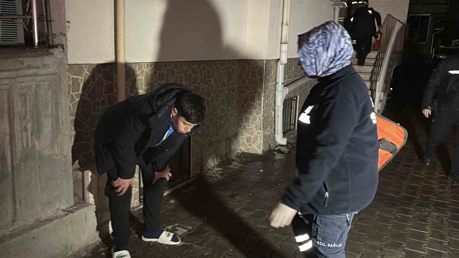 aksarayda apartmanda yangin panigi 6 kisi dumandan etkilendi 0 yUEgK8YN