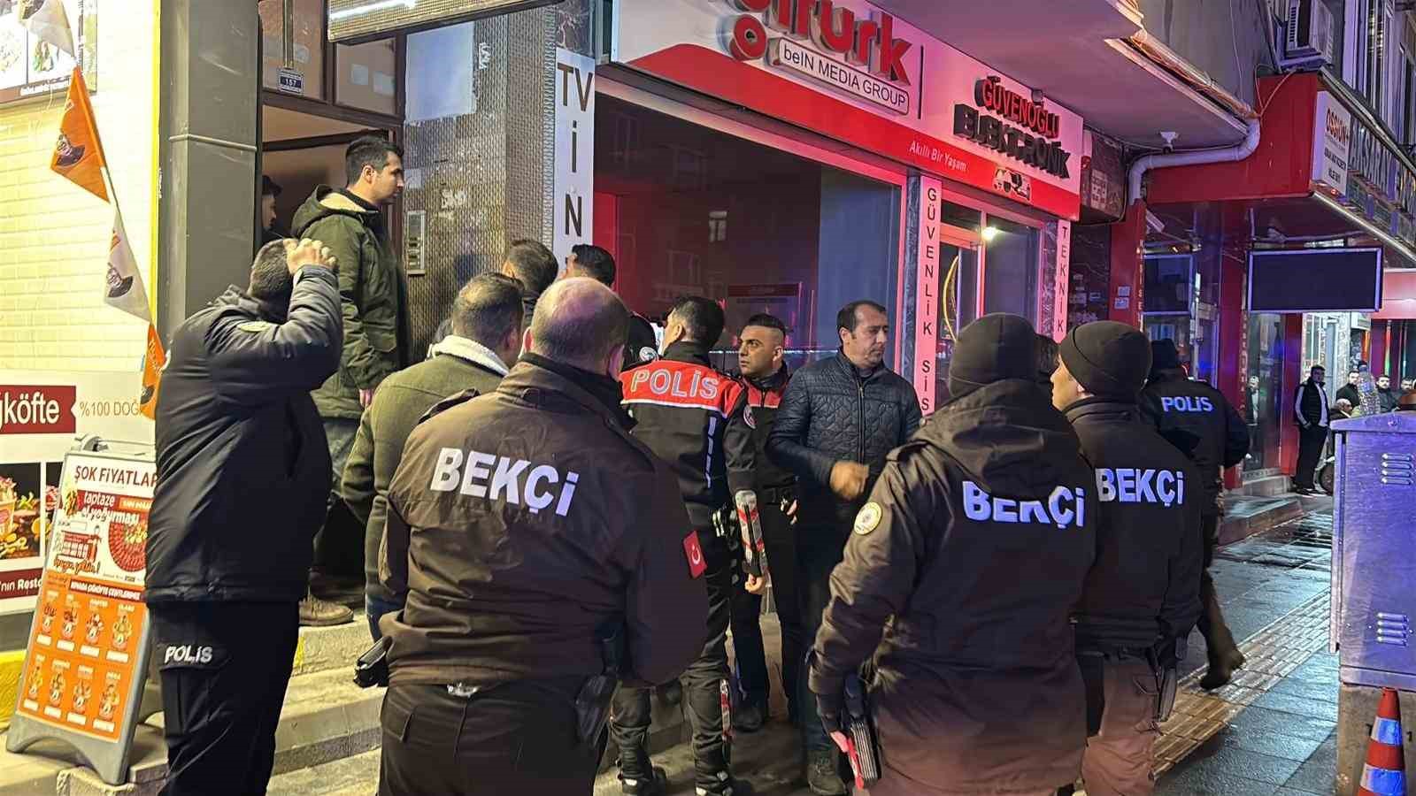 aksarayda bir evde 3 kisi silahla vurulmus halde bulundu 3 olu 1 gV6barX4