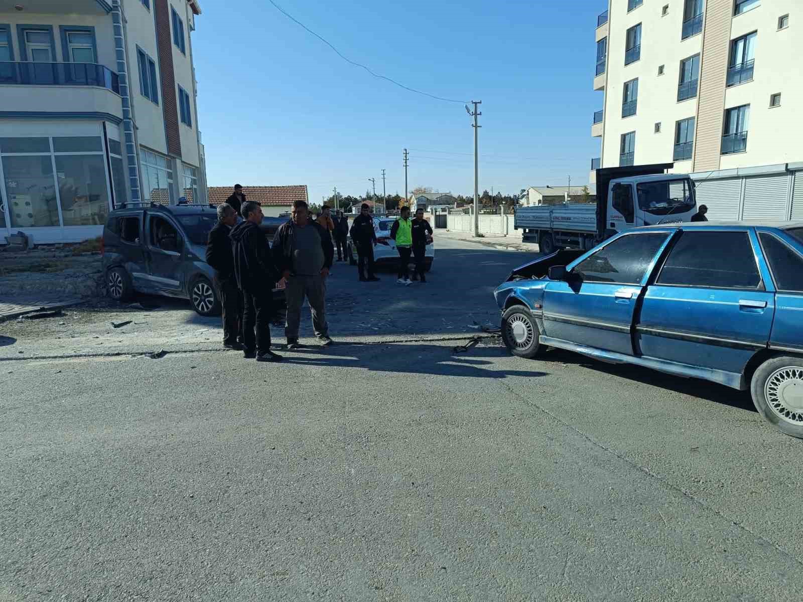 aksarayda hafif ticari arac ile otomobil carpisti 7 yarali 0 1kBNtmcM