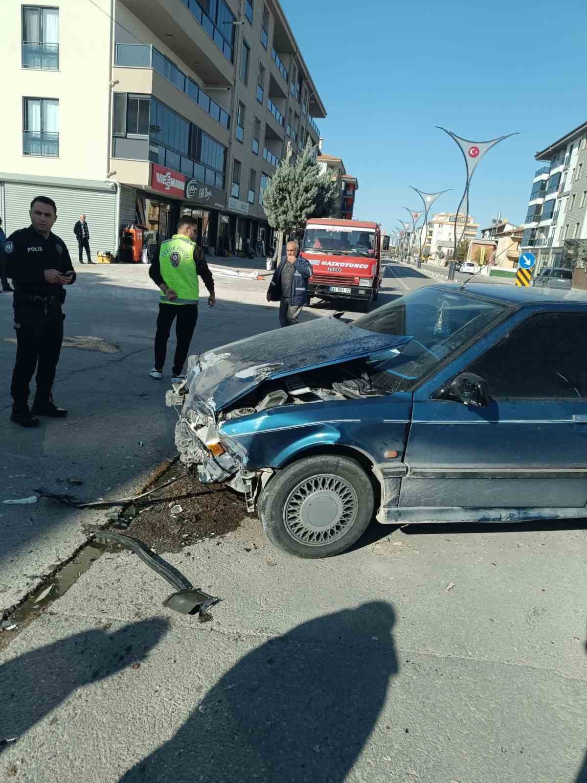 aksarayda hafif ticari arac ile otomobil carpisti 7 yarali 3 UAwcqz5T