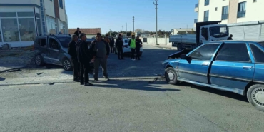 aksarayda-hafif-ticari-arac-ile-otomobil-carpisti-7-yarali-TNUWLFb6.jpg