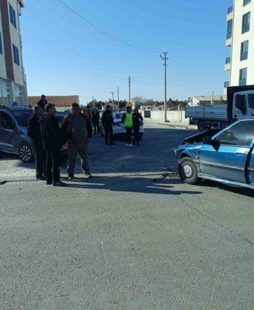 aksarayda-hafif-ticari-arac-ile-otomobil-carpisti-7-yarali-TNUWLFb6.jpg