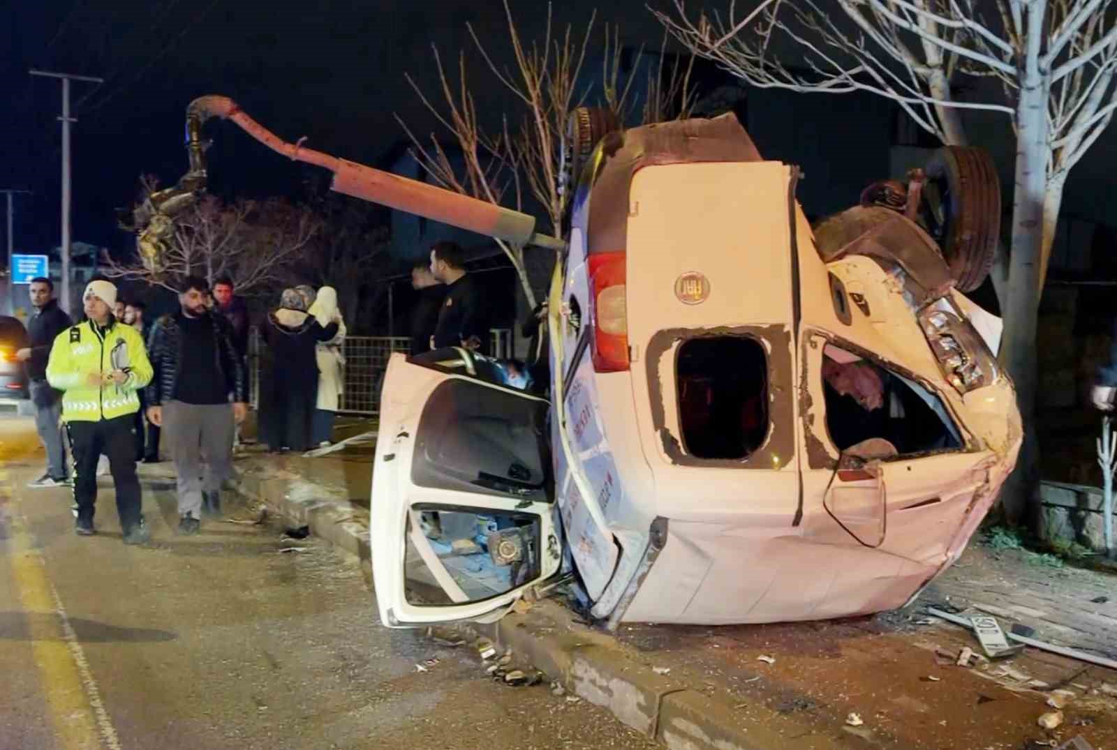 aksarayda hafif ticari arac takla atti 2 agir yarali 0 R4Ueeigp