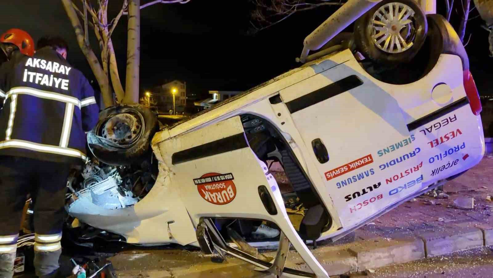 aksarayda hafif ticari arac takla atti 2 agir yarali 4 NVtbFwRJ