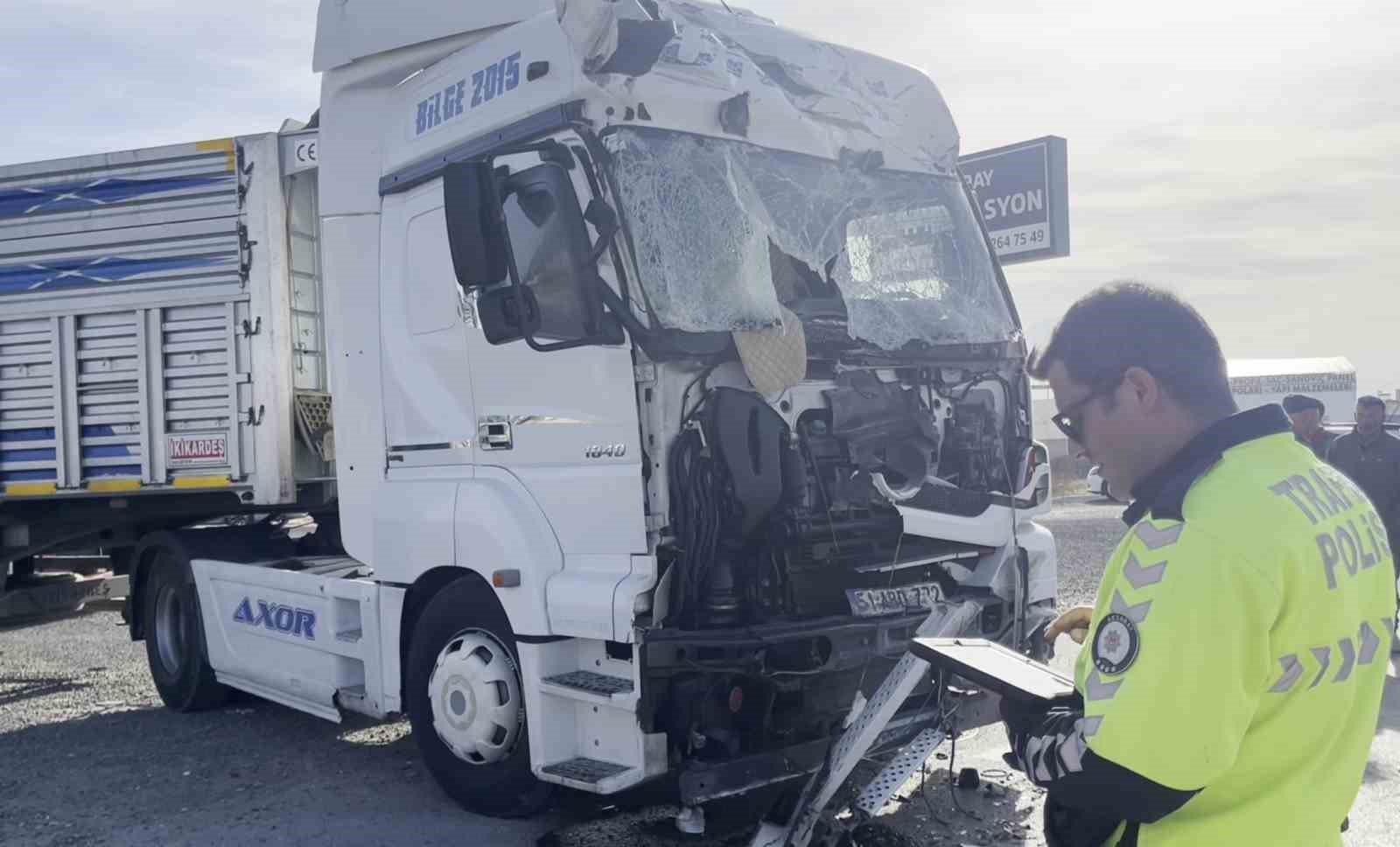 aksarayda iki tir carpisti 1 yarali 2 tZnlGt1w