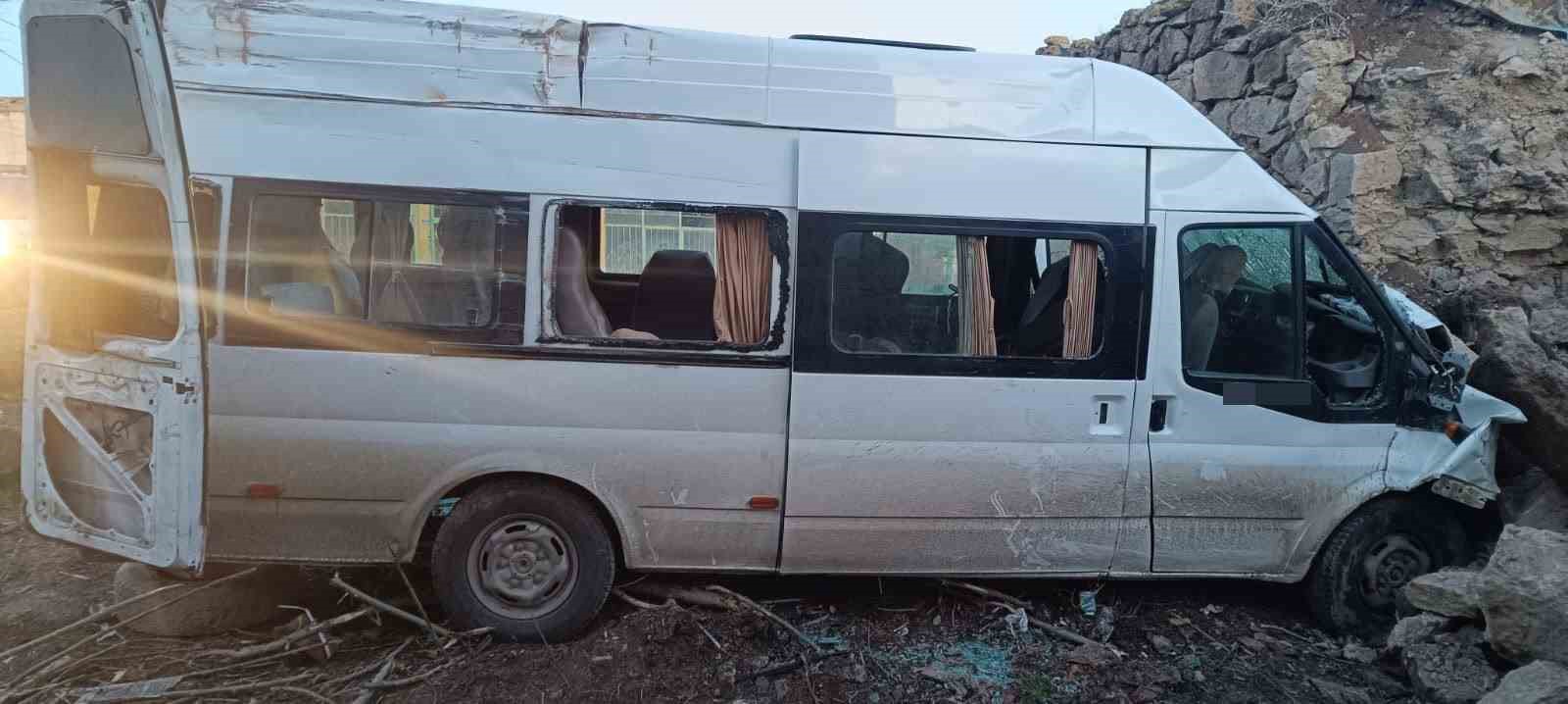 aksarayda isci servisi bahce duvarina carpti 2si agir 14 yarali 1