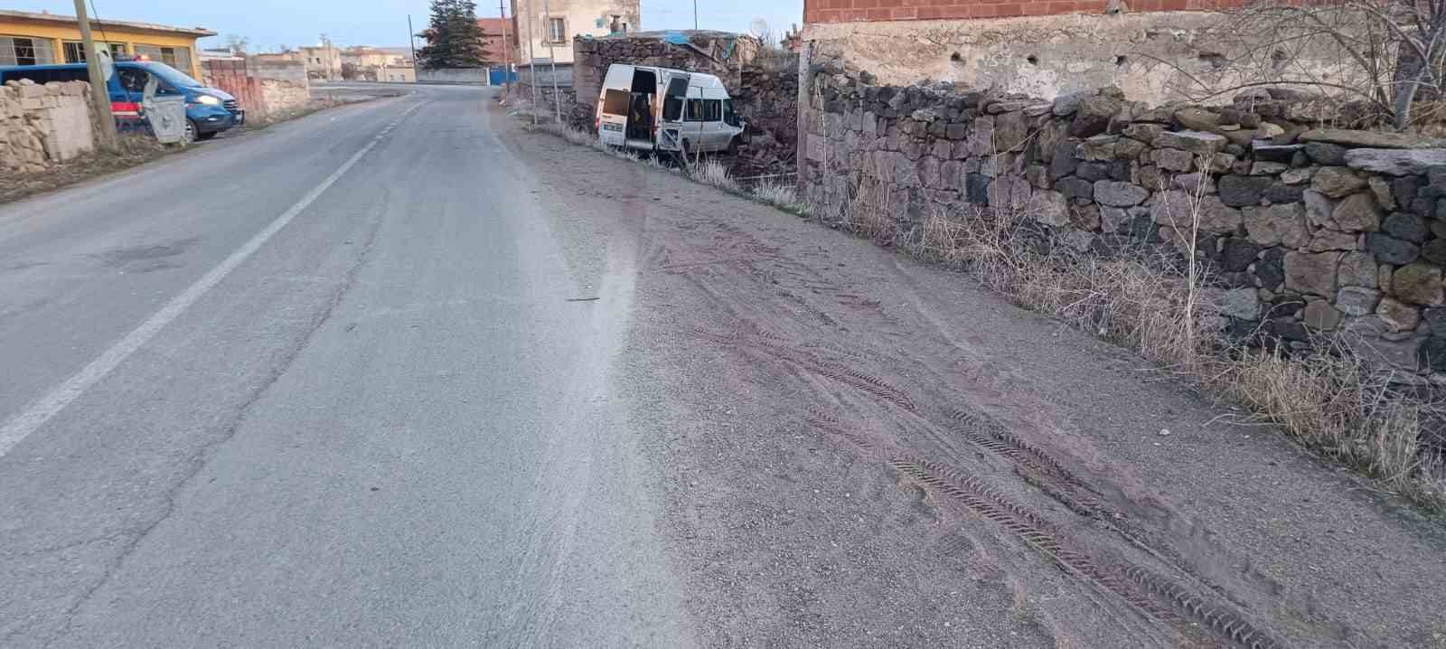 aksarayda isci servisi bahce duvarina carpti 2si agir 14 yarali 2 9qAECd8J