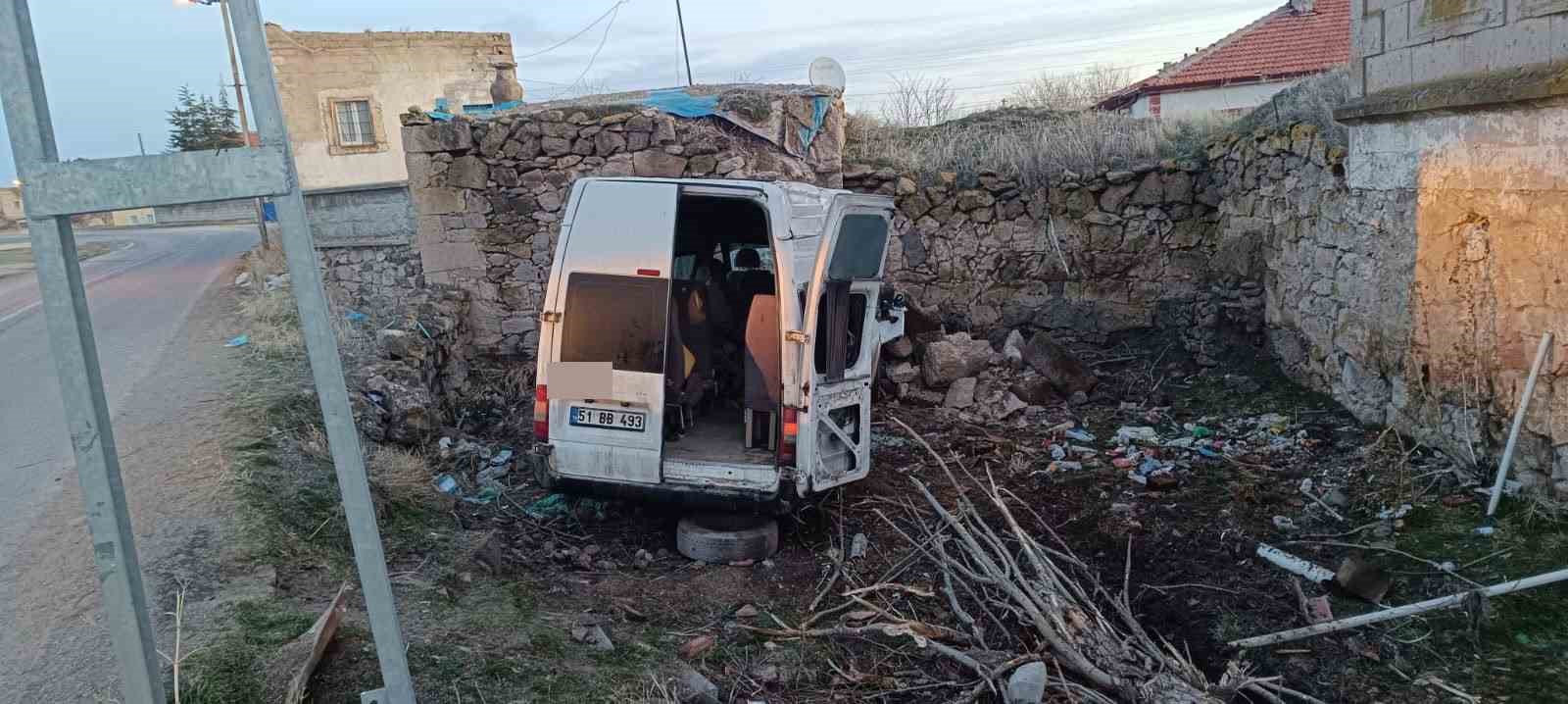 aksarayda isci servisi bahce duvarina carpti 2si agir 14 yarali 3 4BTOrfKr