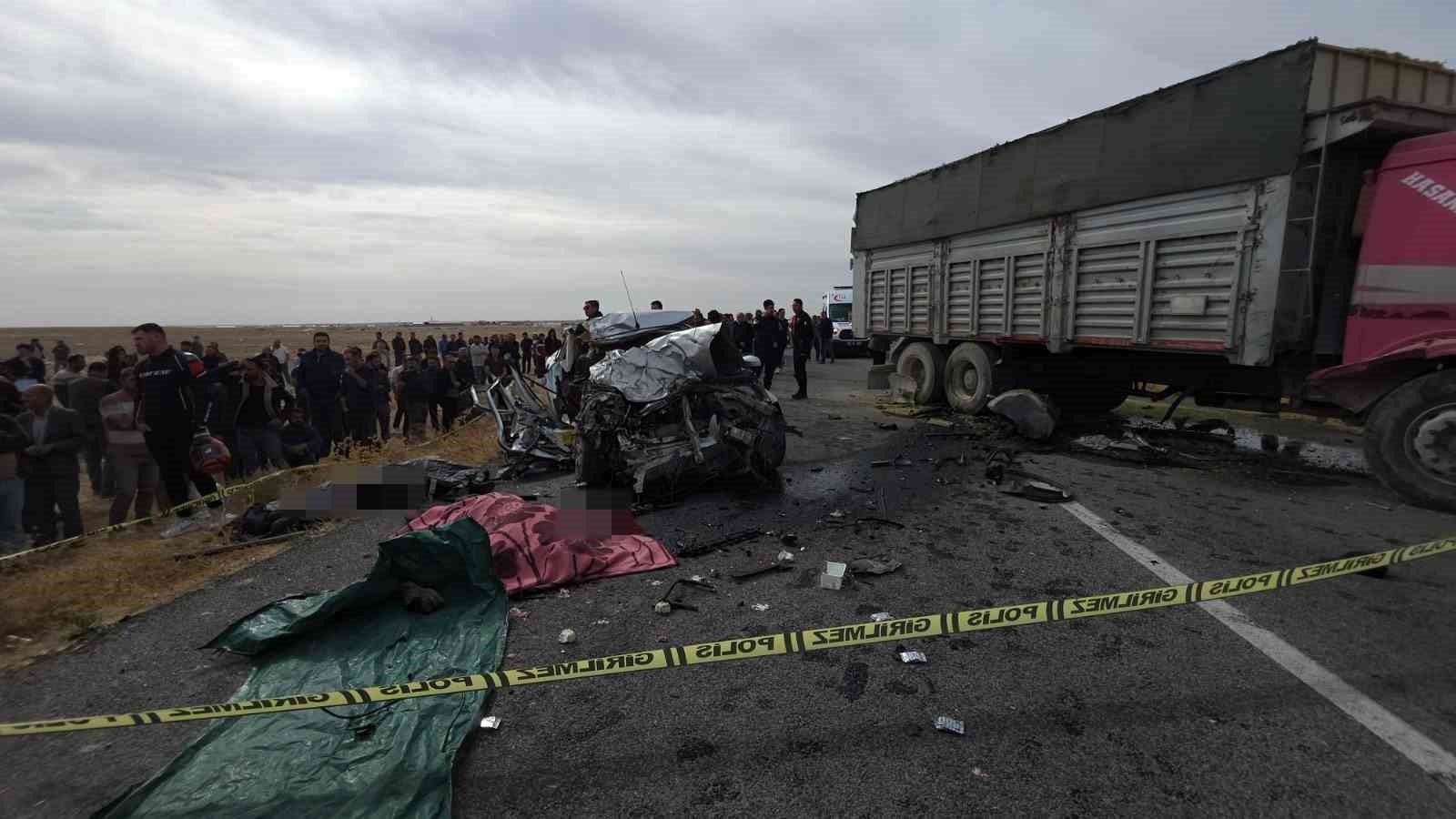 aksarayda kamyon ile otomobil carpisti 3 kardes oldu 2