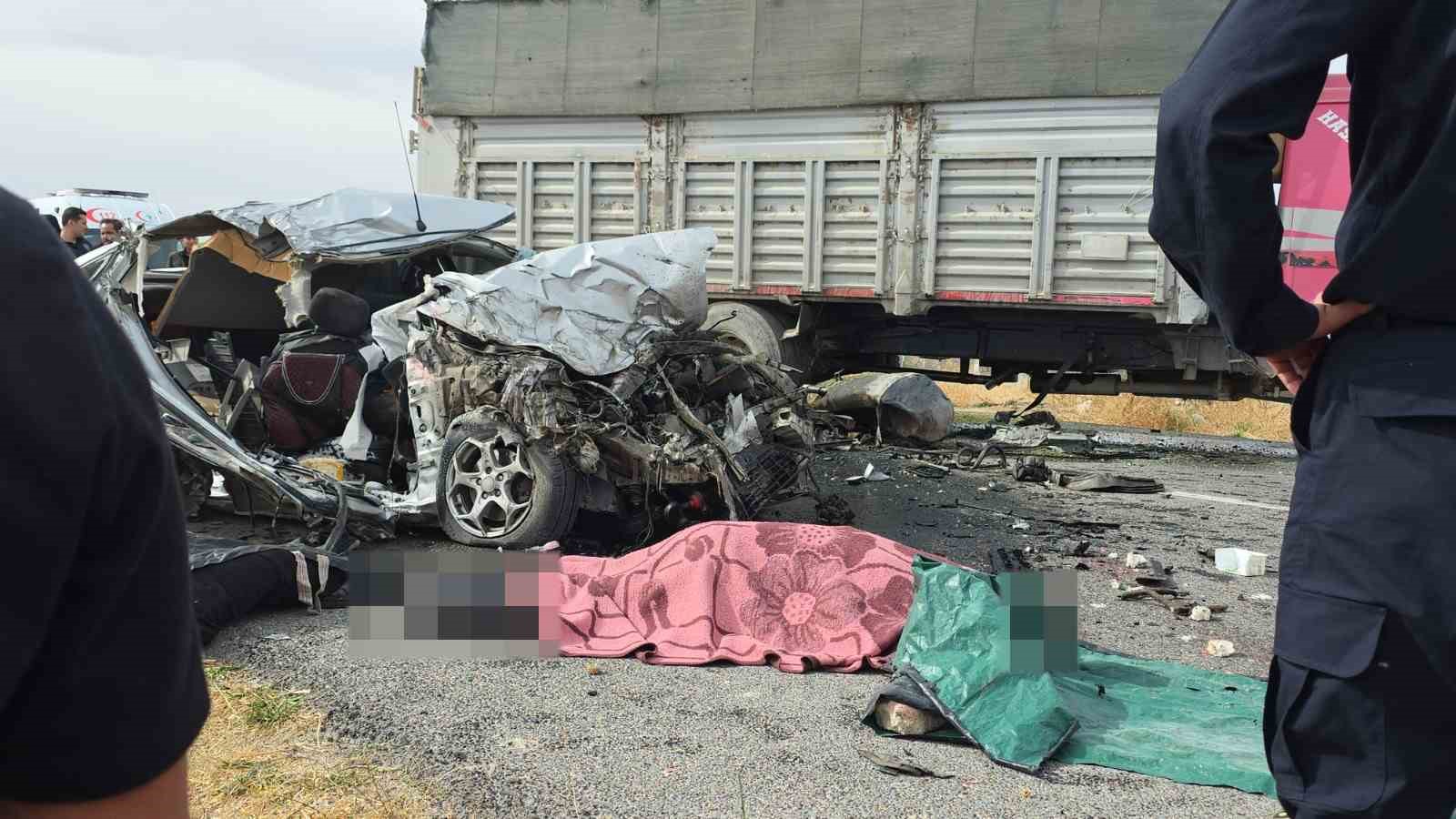 aksarayda kamyon ile otomobil carpisti 3 kardes oldu 4 8pb2aC3g