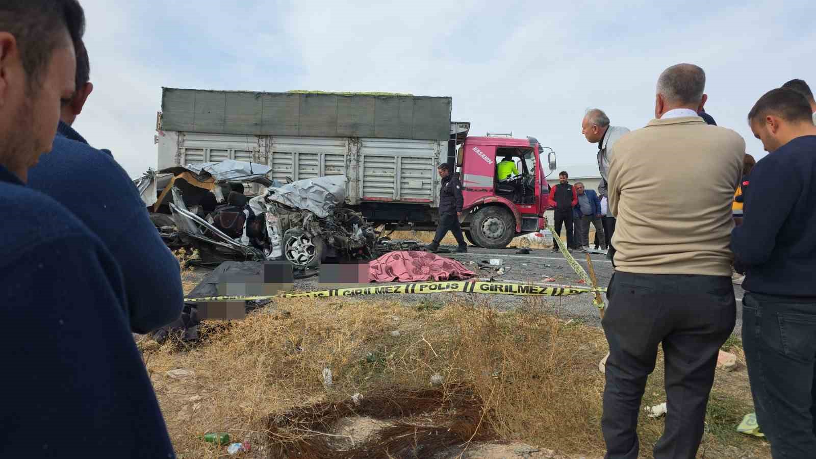 aksarayda kamyon ile otomobil carpisti 3 kardes oldu 7 i4eSIfPe