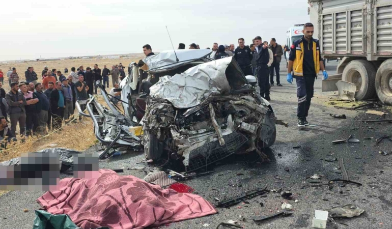 aksarayda-kamyon-ile-otomobil-carpisti-3-kardes-oldu-kQl5mLad.jpg