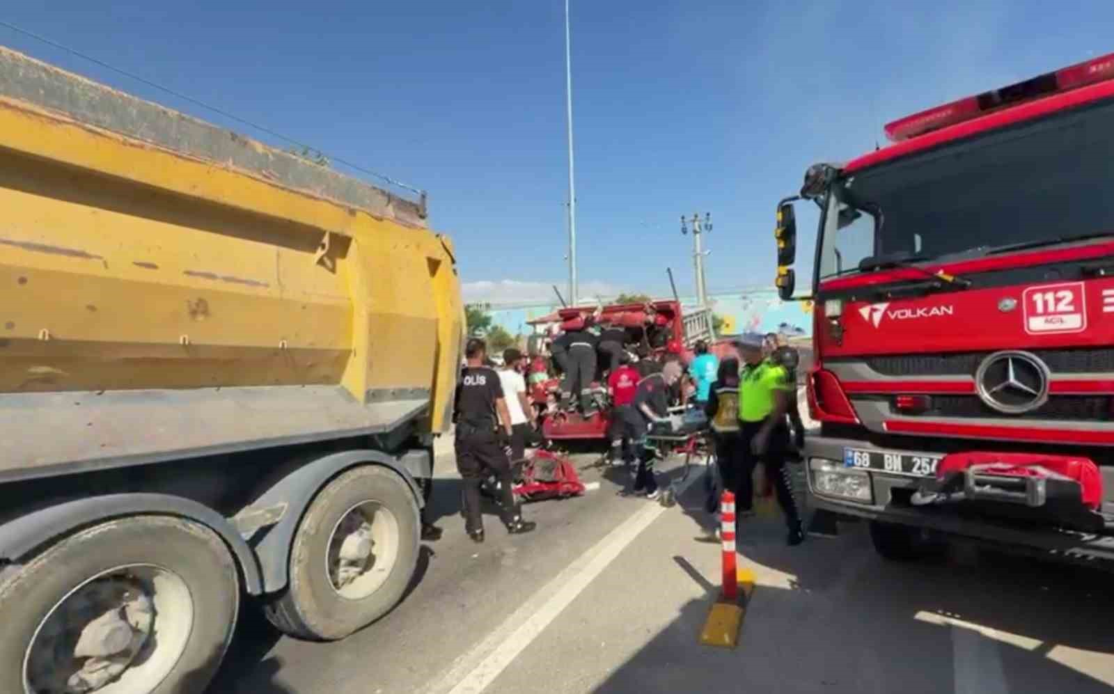 aksarayda kamyona carpan kamyonette can pazari kamerada 2 yarali 0 1wYHmWg6