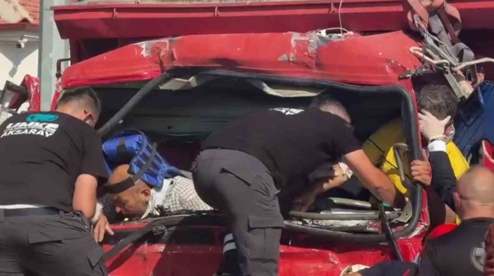 aksarayda kamyona carpan kamyonette can pazari kamerada 2 yarali 1 ZAIbEhDj