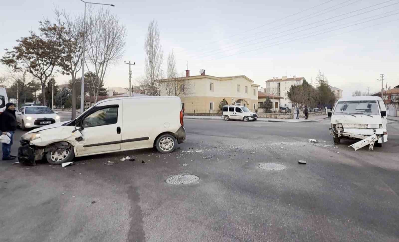 aksarayda kamyonet ile hafif ticari arac carpisti 3 yarali 2 SSI4UpCa