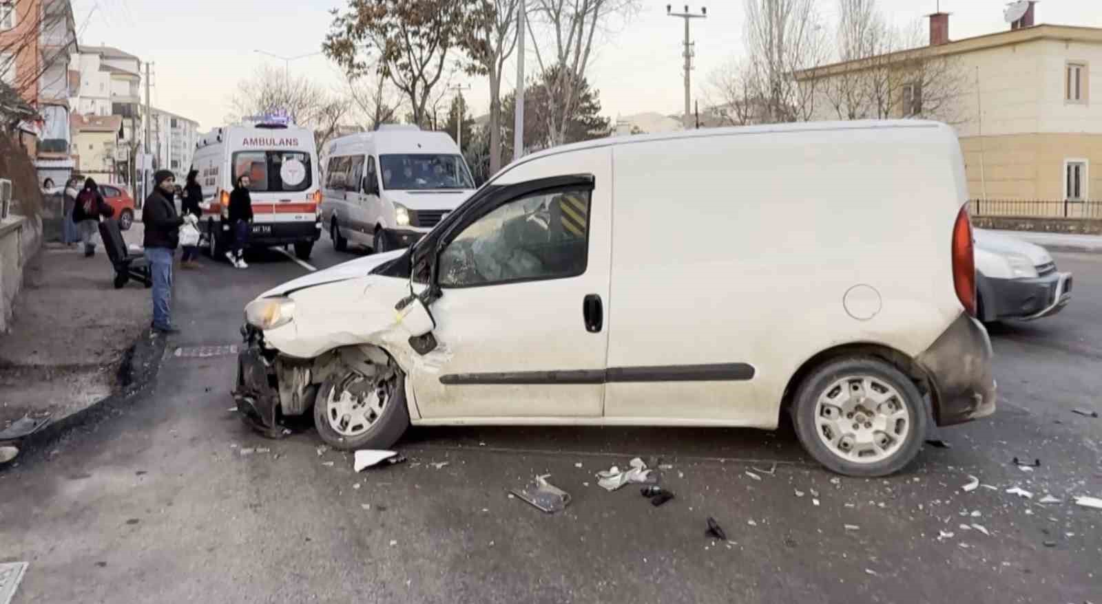 aksarayda kamyonet ile hafif ticari arac carpisti 3 yarali 3