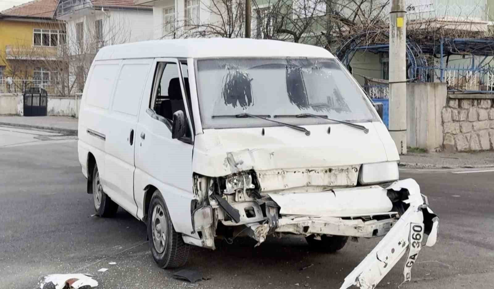 aksarayda kamyonet ile hafif ticari arac carpisti 3 yarali 4 furSJfwu