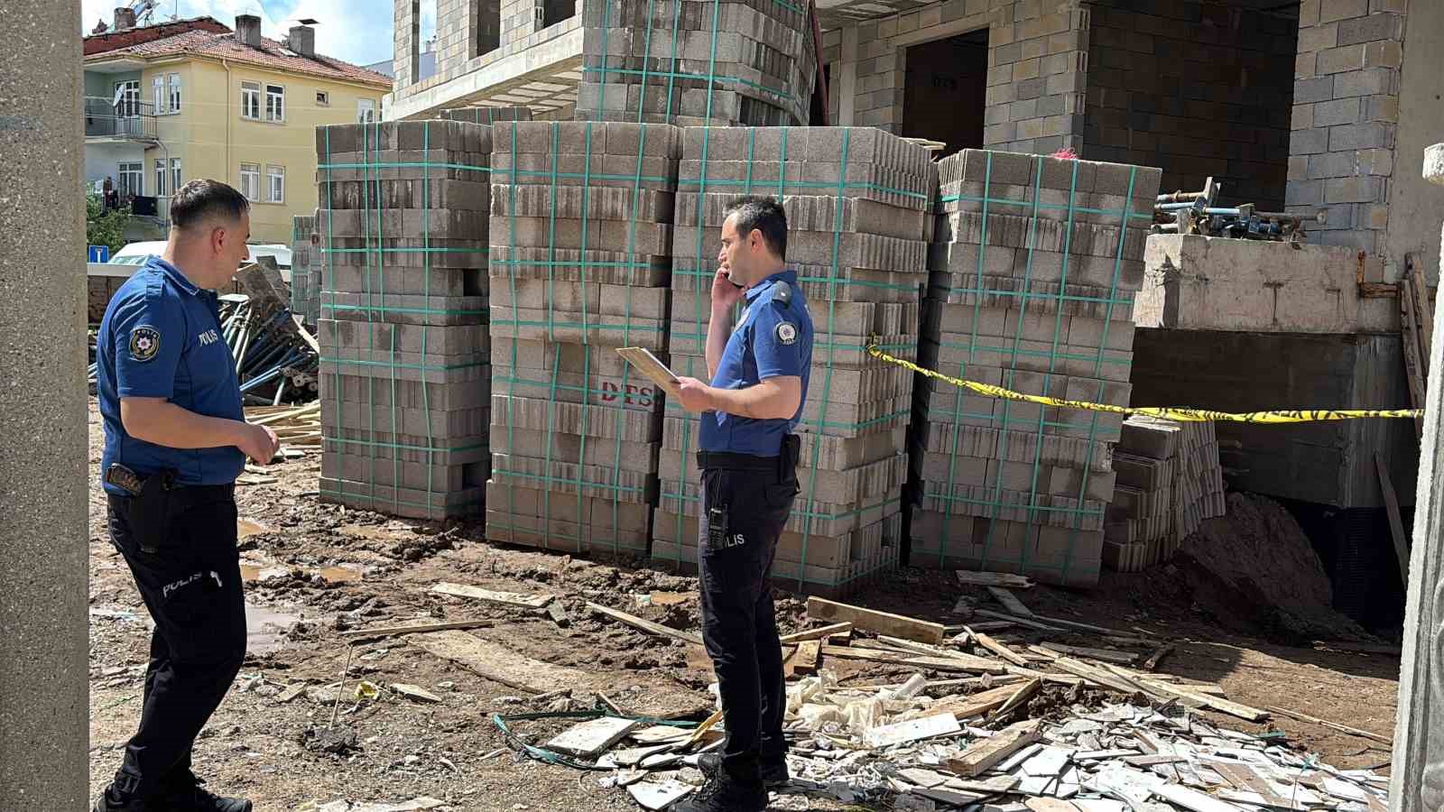aksarayda korkuluk demiri uzerine dusen isci agir yaralandi 1 de6GXg3b