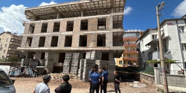 aksarayda-korkuluk-demiri-uzerine-dusen-isci-agir-yaralandi-LZIINEuf.jpg