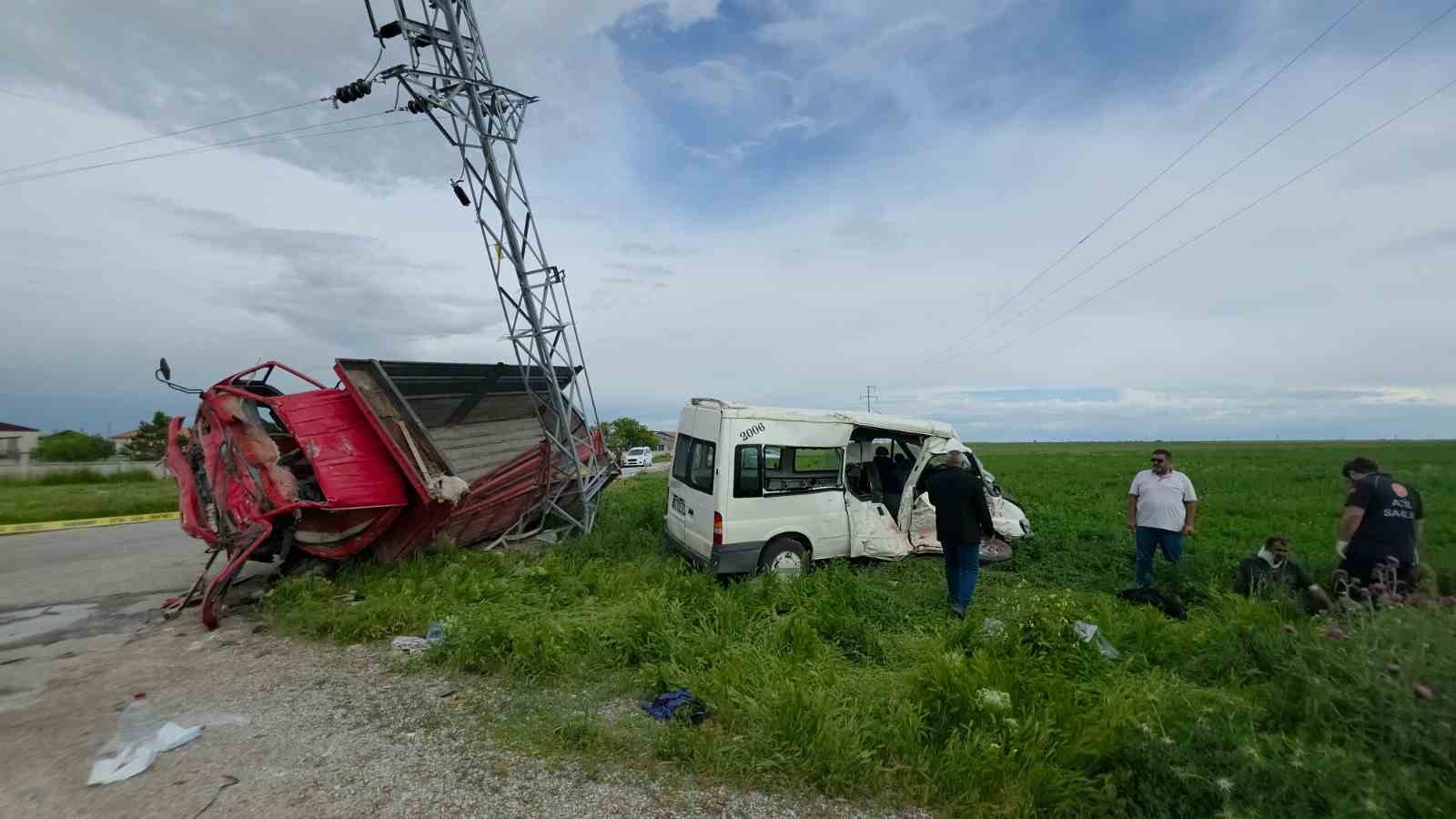 aksarayda minibus ile kamyonet carpisti 5 yarali 0 fKk6E3r5