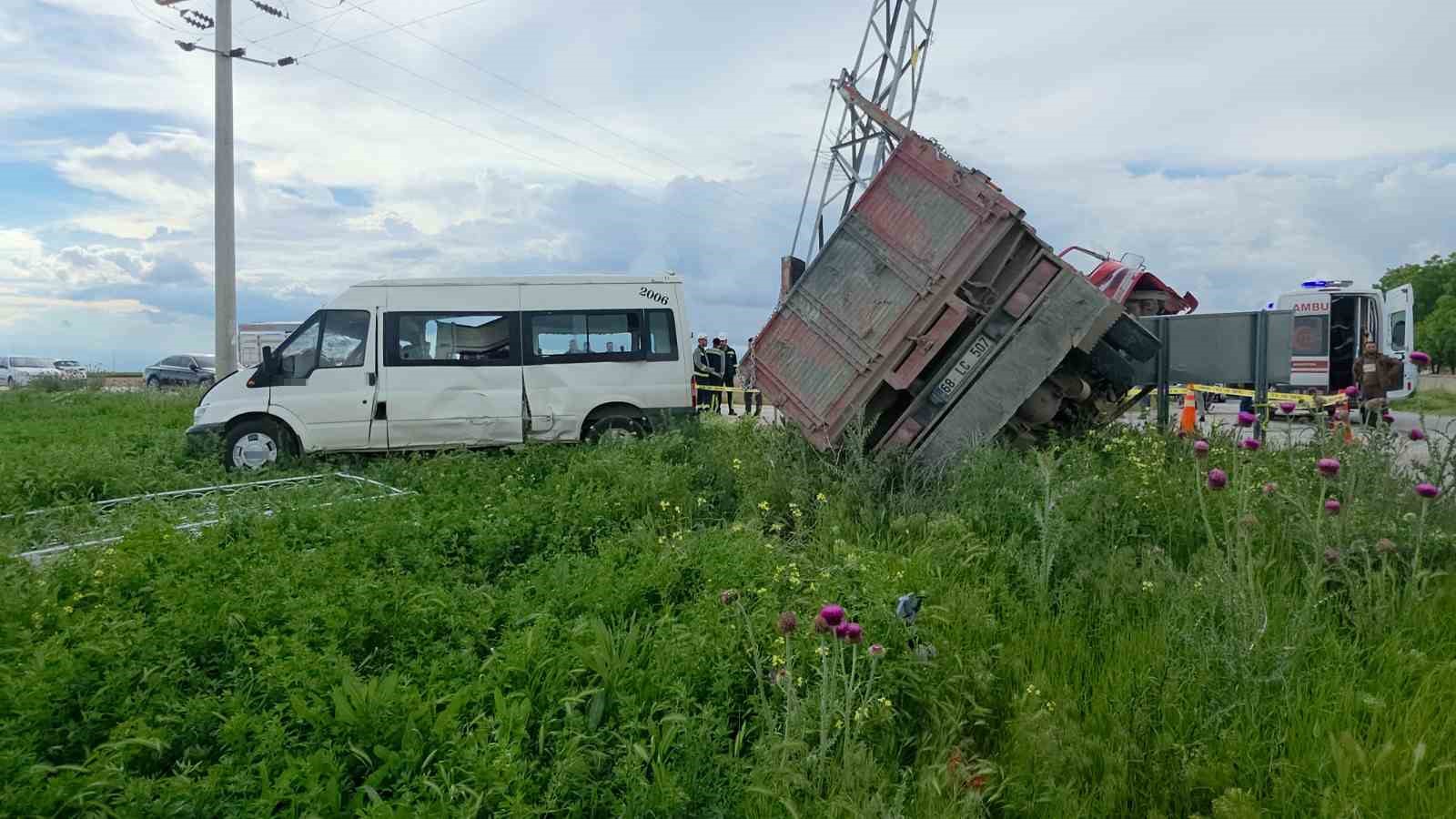 aksarayda minibus ile kamyonet carpisti 5 yarali 1 T1u6uJ8E