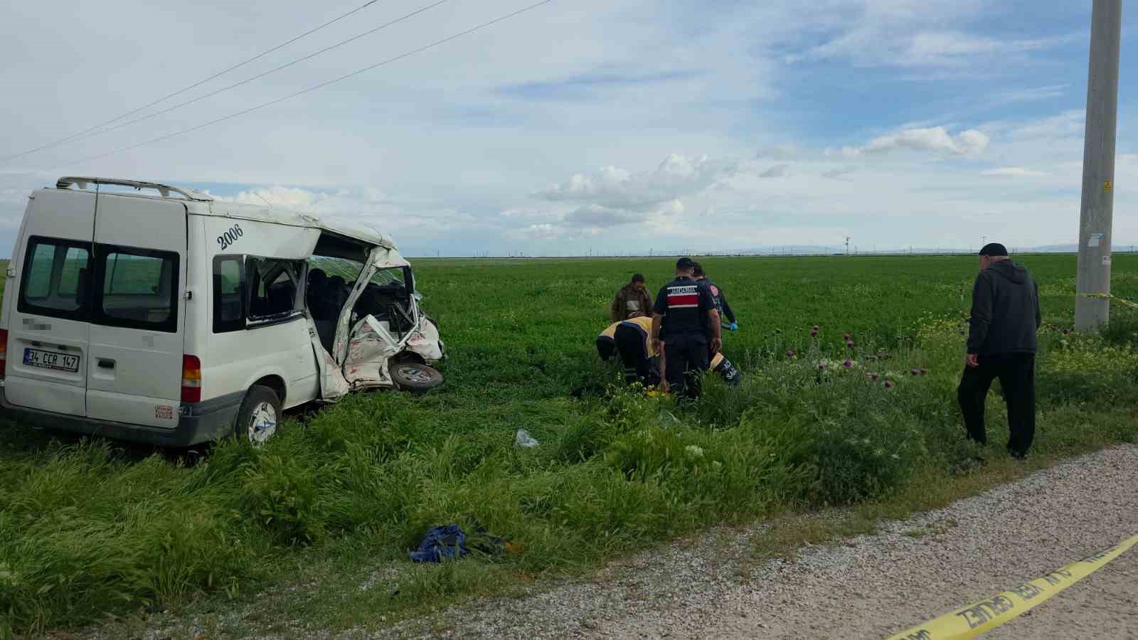 aksarayda minibus ile kamyonet carpisti 5 yarali 4 DfmImjhh