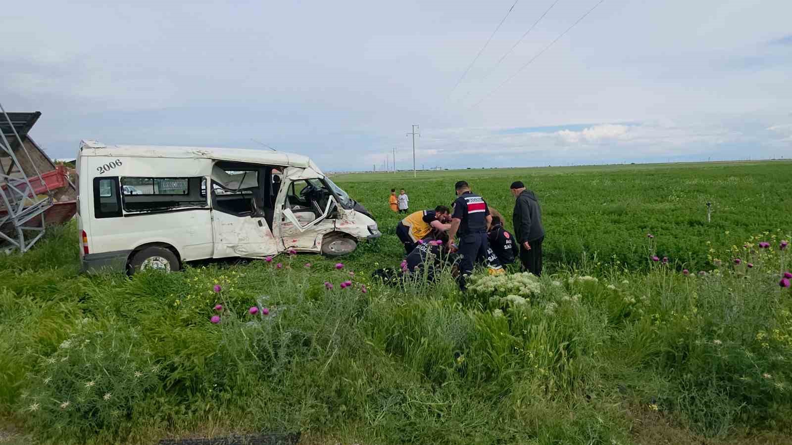 aksarayda minibus ile kamyonet carpisti 5 yarali 5