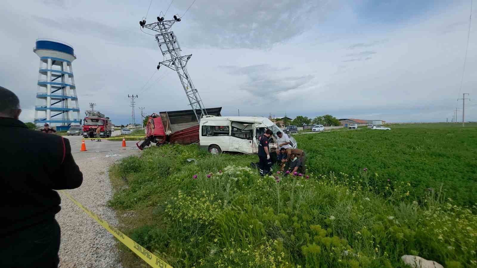 aksarayda minibus ile kamyonet carpisti 5 yarali 6 IrEGQJLq