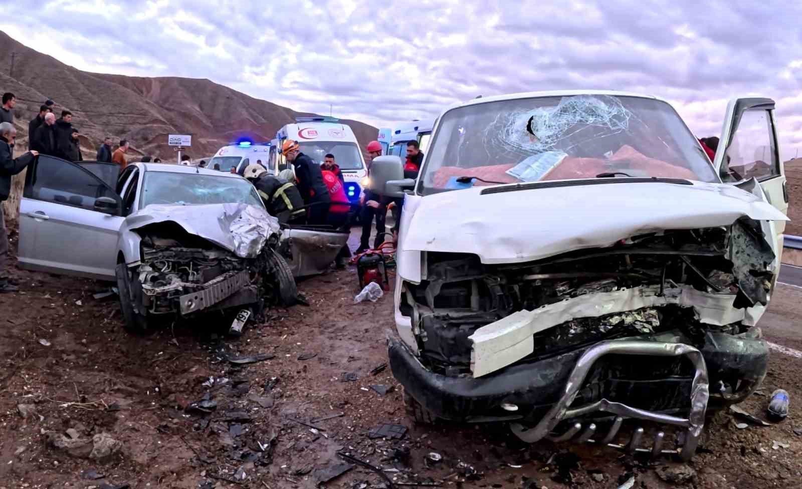 aksarayda minibus ile otomobil kafa kafaya carpisti 6 yarali 0 fQEnyLQ4