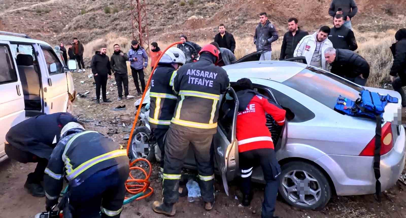 aksarayda minibus ile otomobil kafa kafaya carpisti 6 yarali 1 6Aj5EL1t
