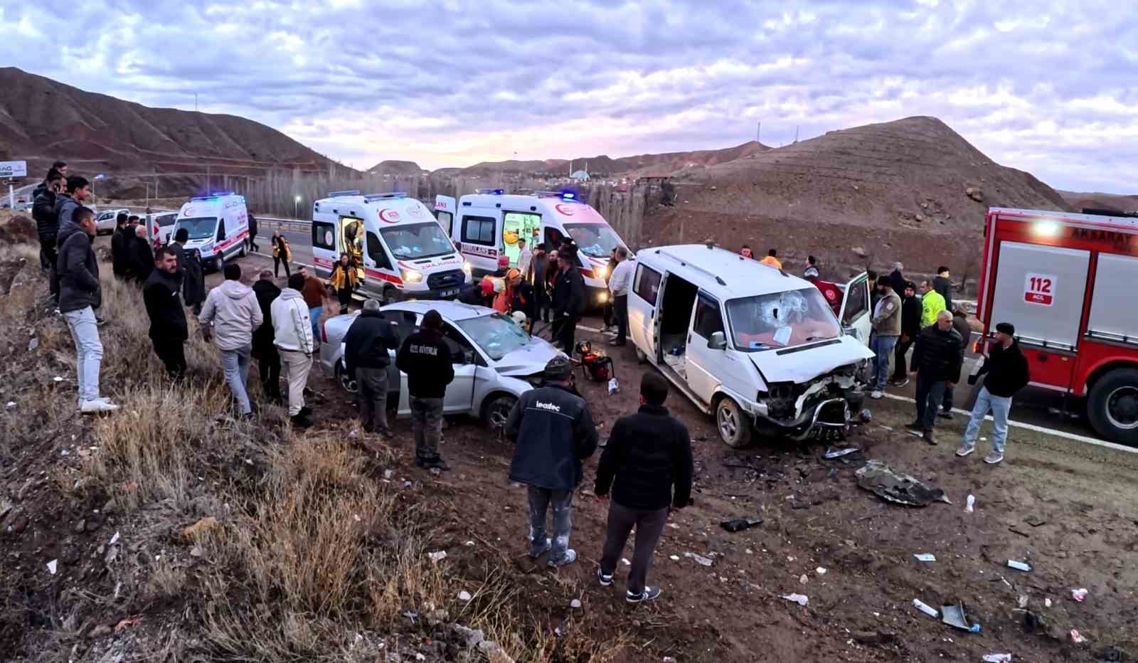 aksarayda minibus ile otomobil kafa kafaya carpisti 6 yarali 10