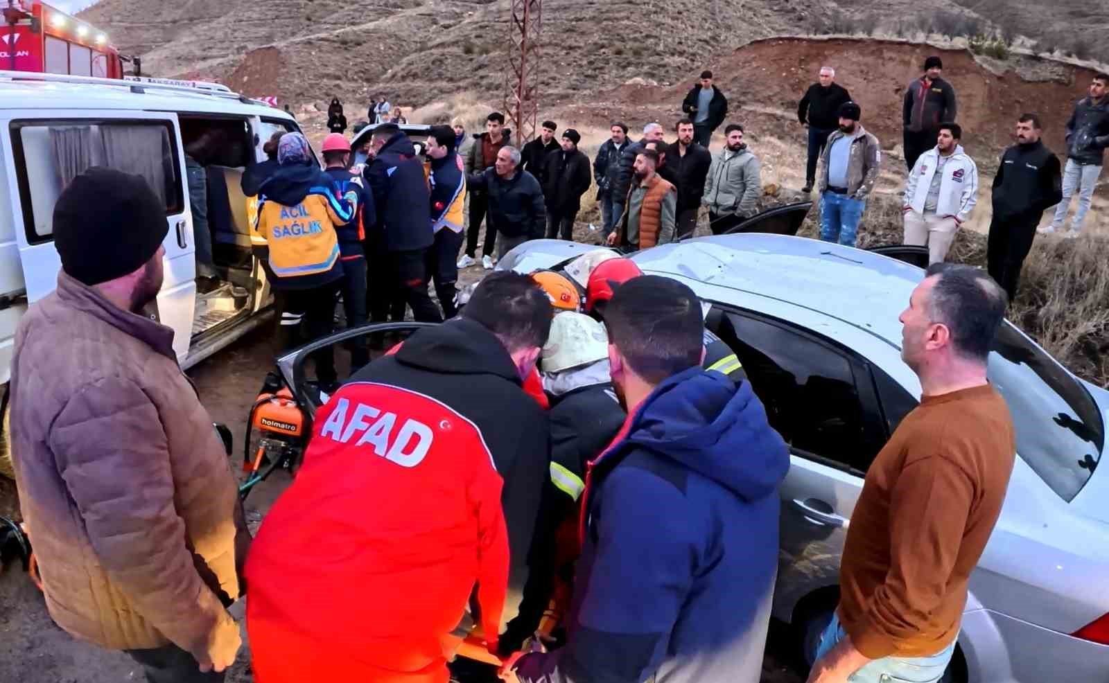 aksarayda minibus ile otomobil kafa kafaya carpisti 6 yarali 11 Urk22eUk