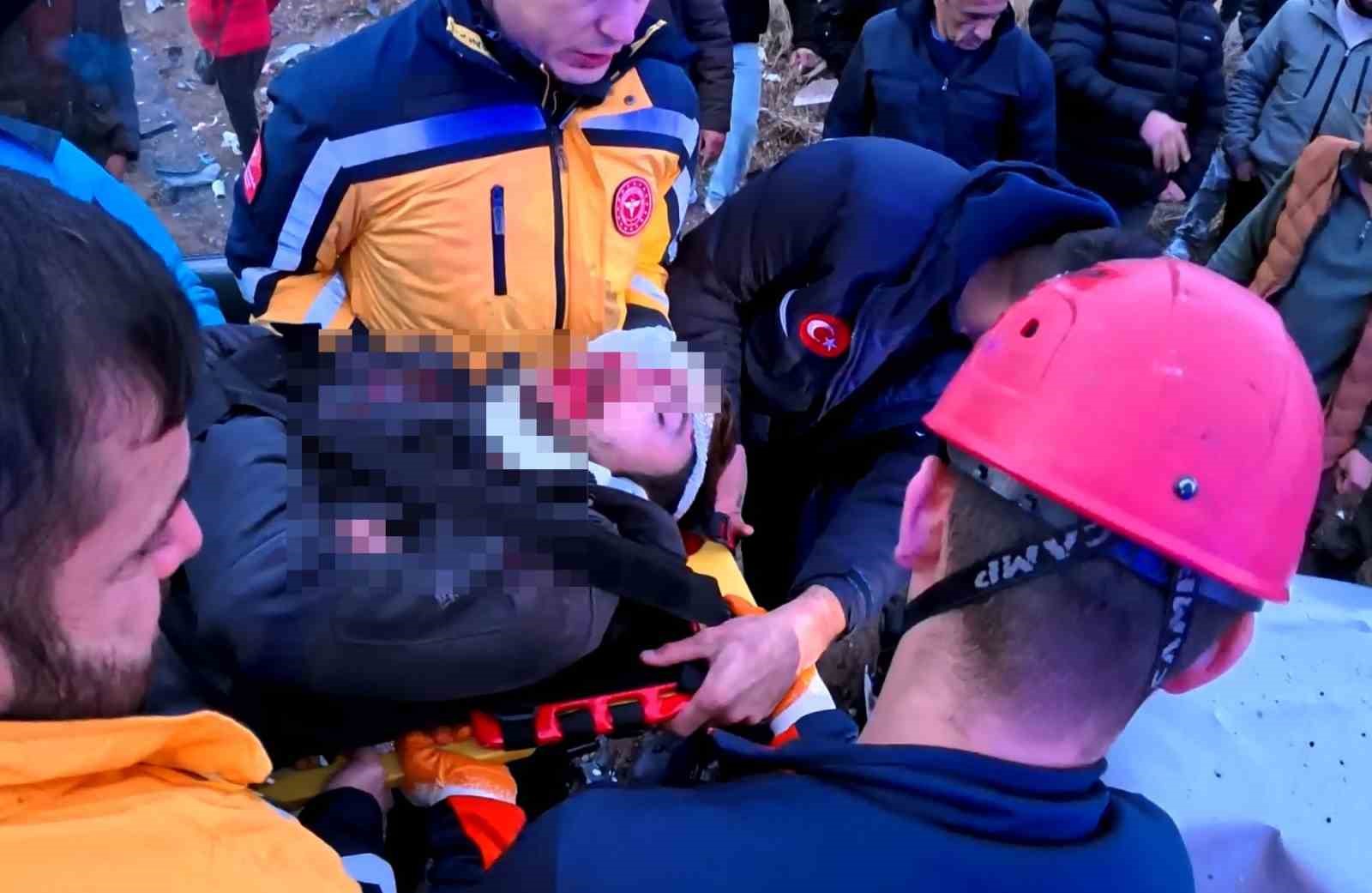 aksarayda minibus ile otomobil kafa kafaya carpisti 6 yarali 12