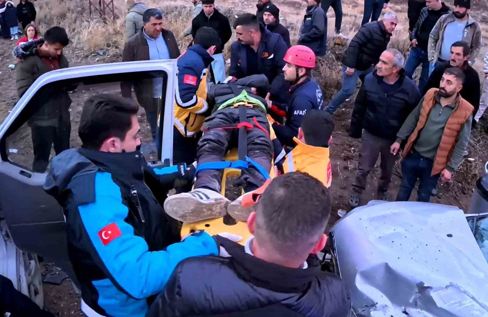 aksarayda minibus ile otomobil kafa kafaya carpisti 6 yarali 13 cRmAum5q