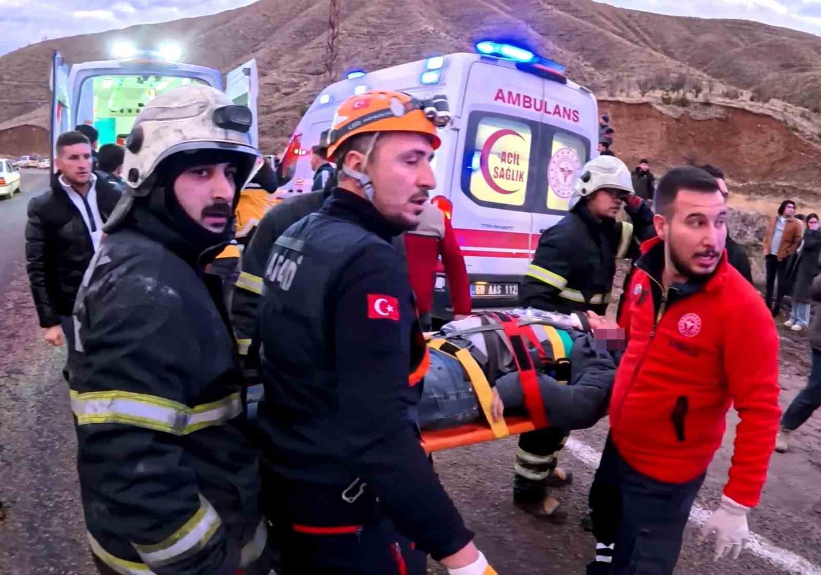 aksarayda minibus ile otomobil kafa kafaya carpisti 6 yarali 14 PwfcFhpU