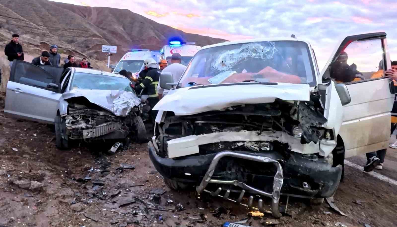 aksarayda minibus ile otomobil kafa kafaya carpisti 6 yarali 3 pP9d1J6W