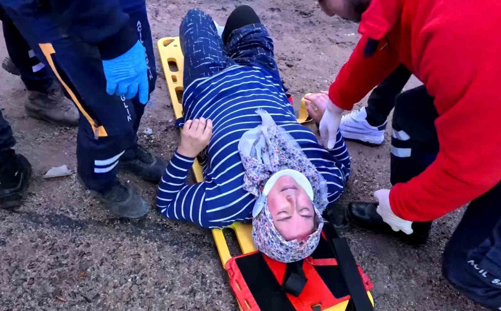 aksarayda minibus ile otomobil kafa kafaya carpisti 6 yarali 4 MCBa9SCC