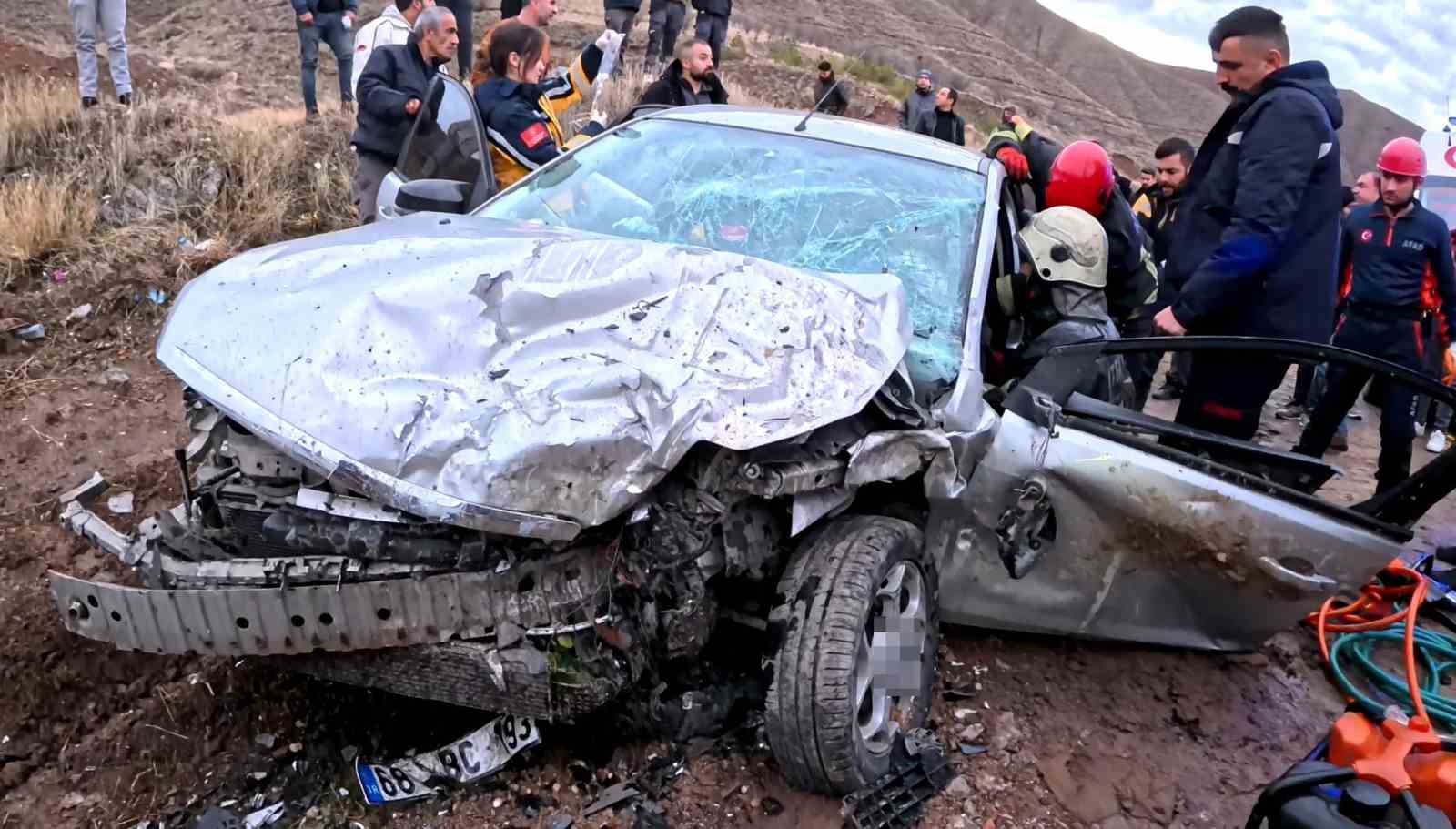 aksarayda minibus ile otomobil kafa kafaya carpisti 6 yarali 8 YKXJjalg