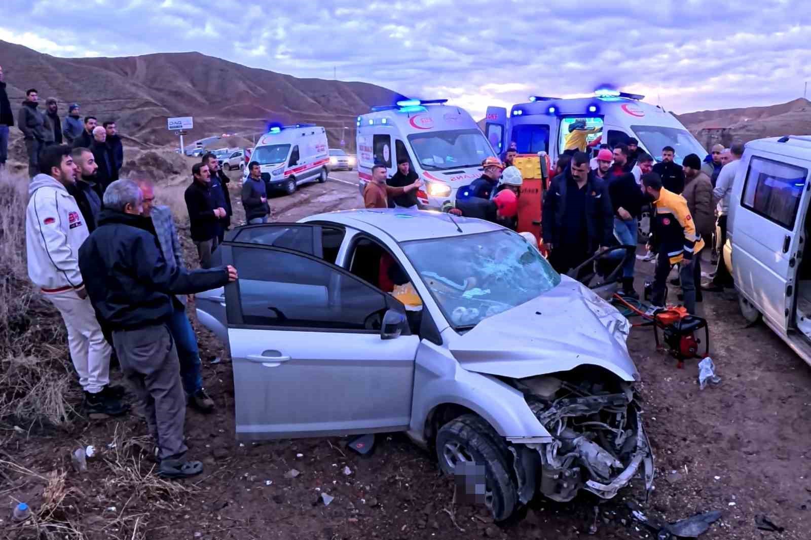 aksarayda minibus ile otomobil kafa kafaya carpisti 6 yarali 9