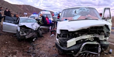 aksarayda-minibus-ile-otomobil-kafa-kafaya-carpisti-6-yarali-NgHcuY9b.jpg