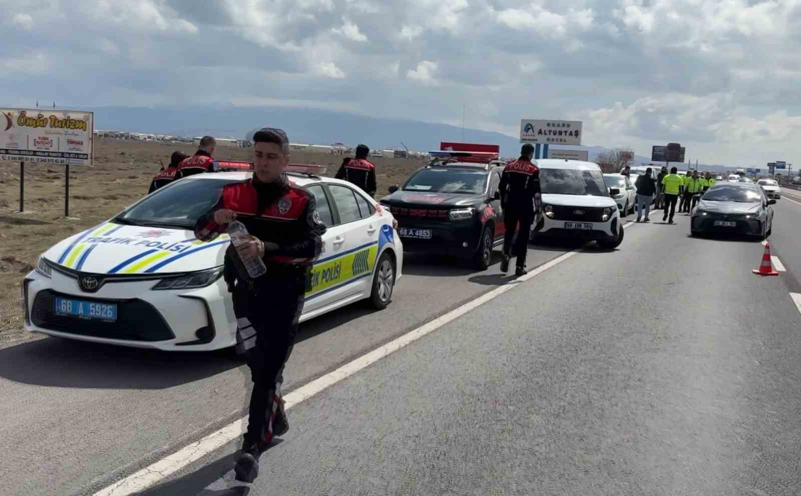 Aksaray’da nefes kesen şüpheli polis kovalamacası kamerada: 3 gözaltı 9 aksarayda nefes kesen supheli polis kovalamacasi kamerada 3 gozalti 5 MZjrrELH