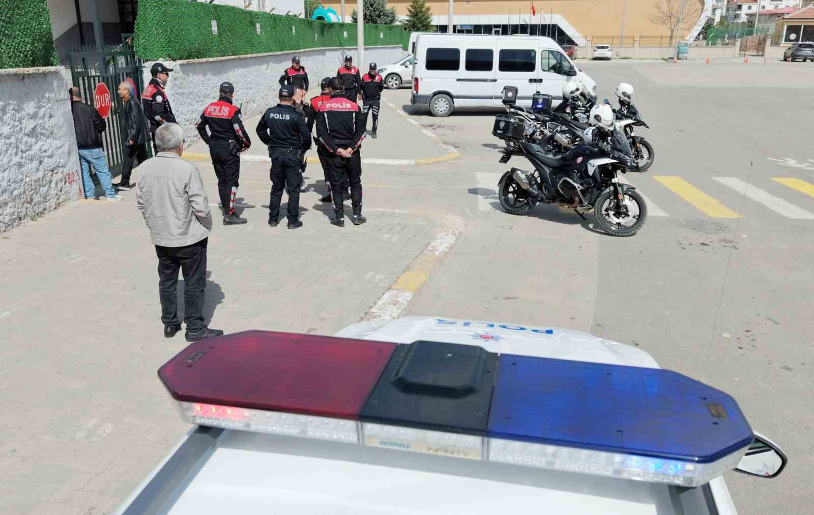 aksarayda okullar polisin gozetiminde 2 IBv8GqOR