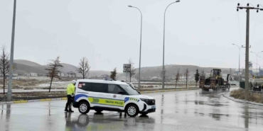 aksarayda-ortakoy-yolu-yogun-kar-yagisi-nedeniyle-ulasima-kapatildi-GpamUHL1.jpg