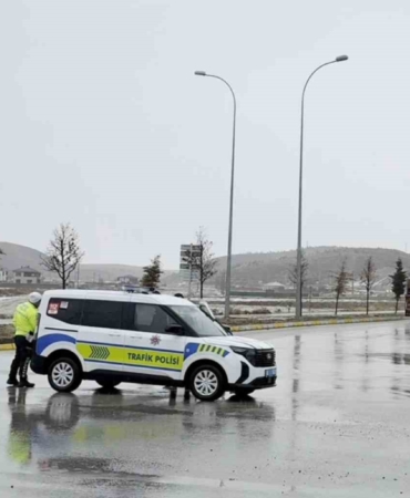 aksarayda-ortakoy-yolu-yogun-kar-yagisi-nedeniyle-ulasima-kapatildi-GpamUHL1.jpg